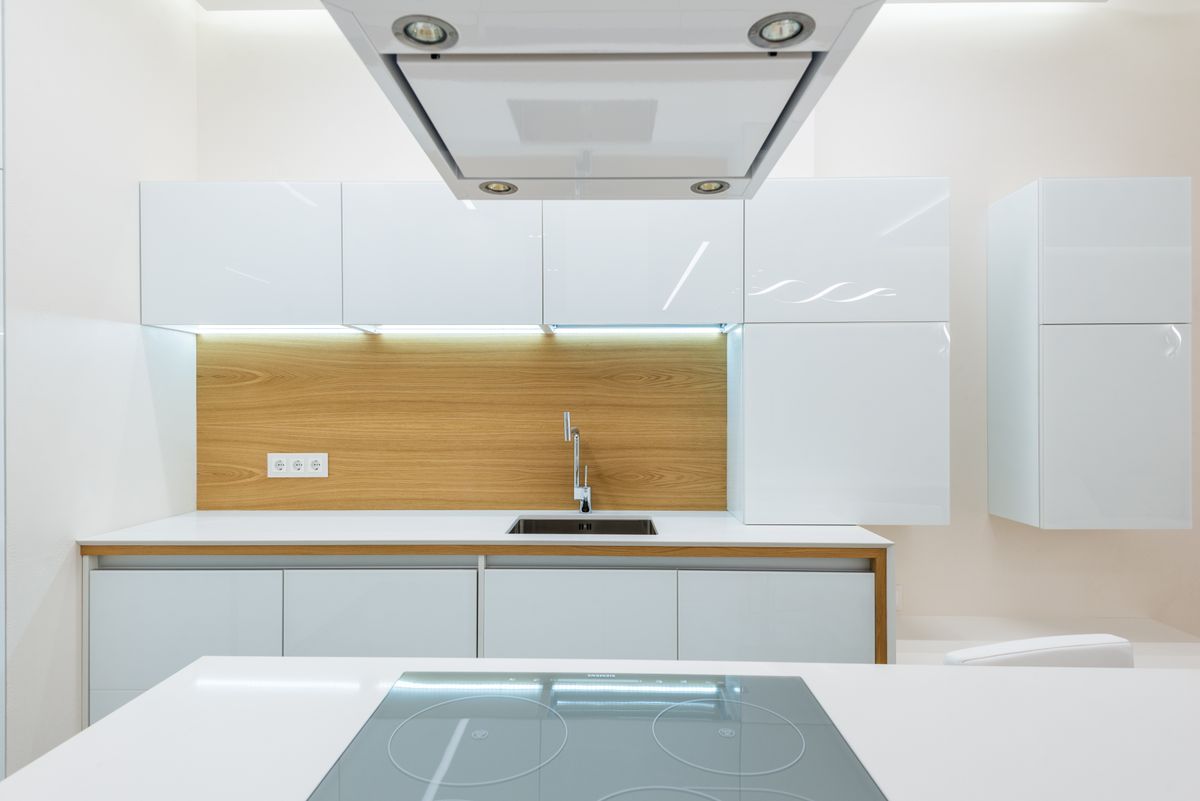 Clear kitchen worktop with space on either side of the sink
